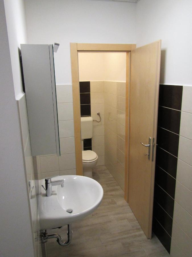 Pod Orehi Bed and Breakfast Postumia Esterno foto
