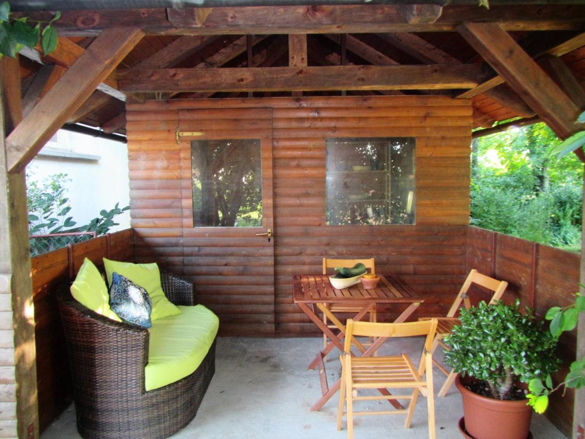 Pod Orehi Bed and Breakfast Postumia Esterno foto