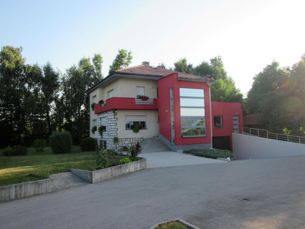 Pod Orehi Bed and Breakfast Postumia Esterno foto