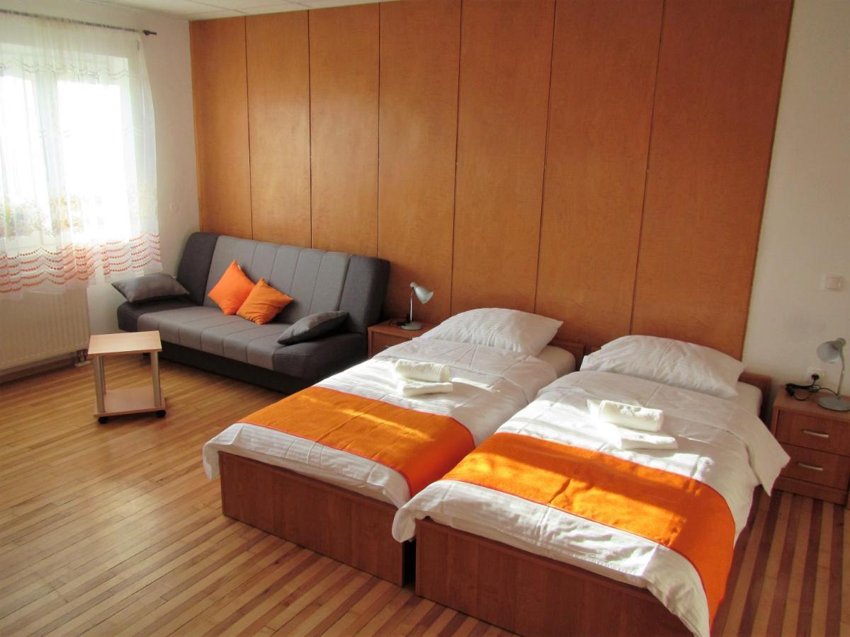 Pod Orehi Bed and Breakfast Postumia Esterno foto