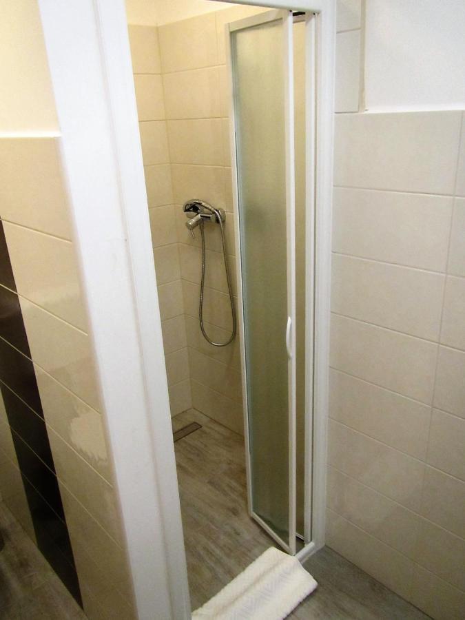 Pod Orehi Bed and Breakfast Postumia Esterno foto