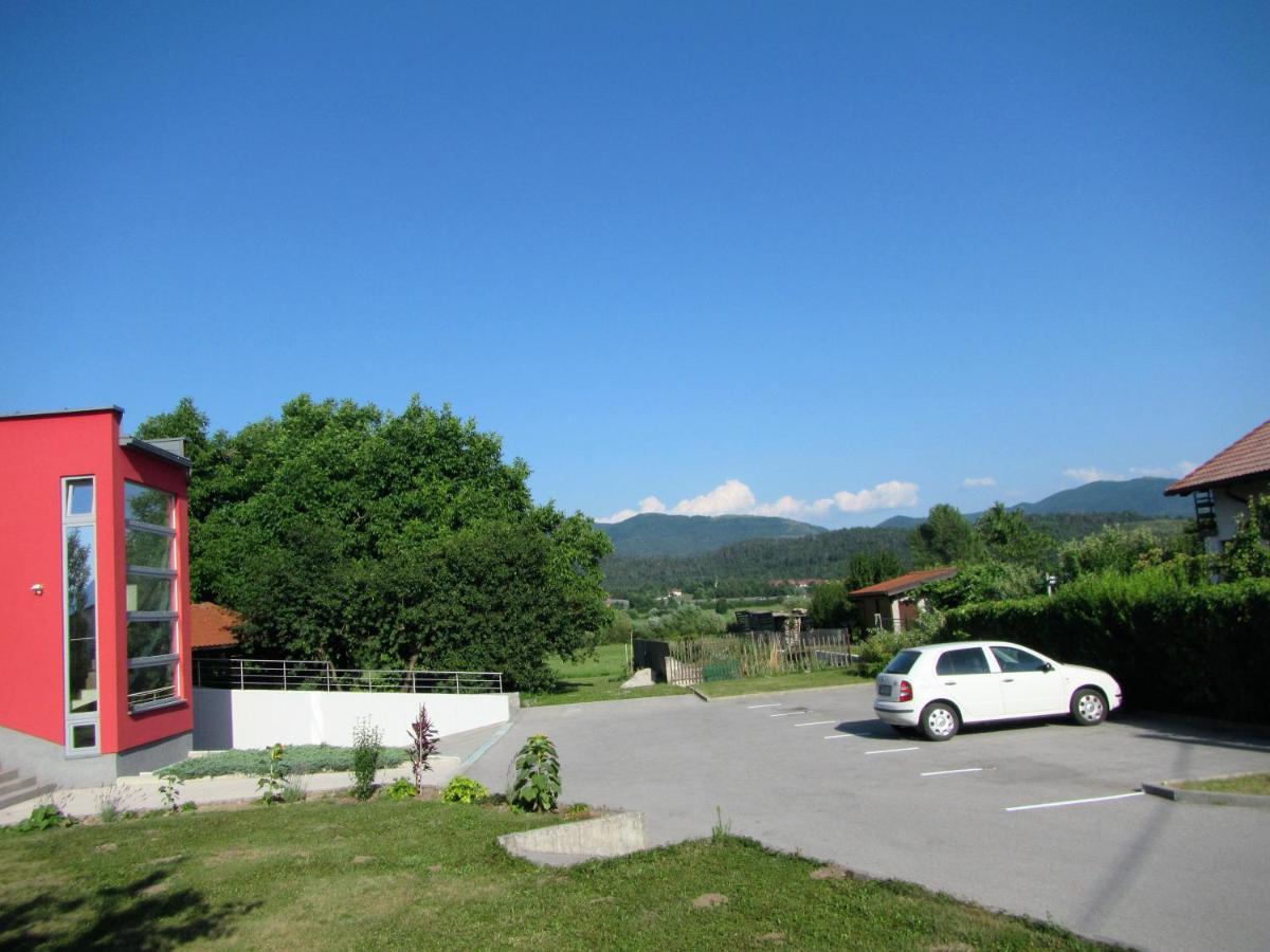 Pod Orehi Bed and Breakfast Postumia Esterno foto