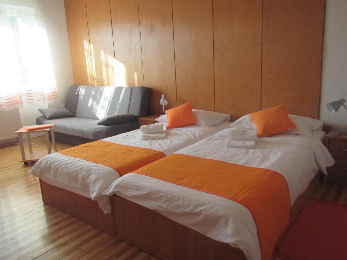 Pod Orehi Bed and Breakfast Postumia Esterno foto