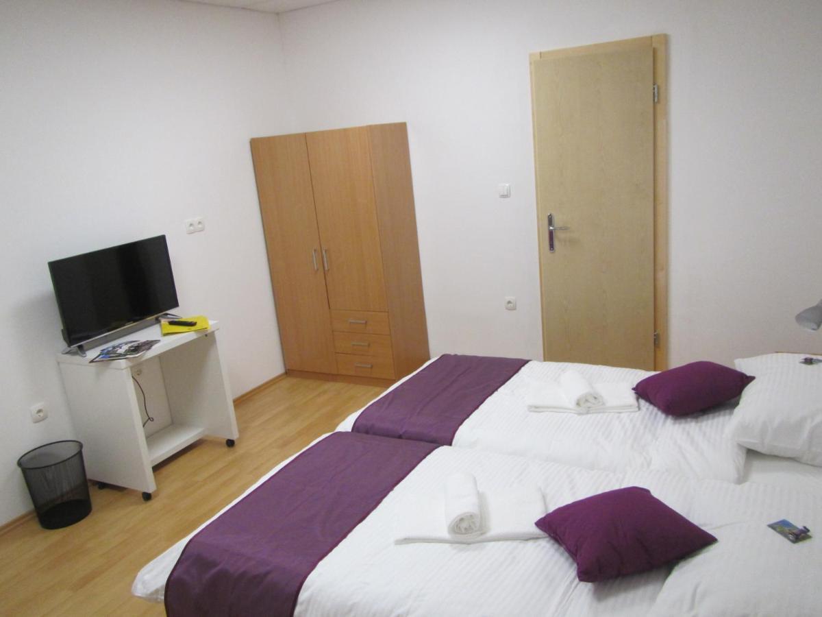 Pod Orehi Bed and Breakfast Postumia Esterno foto